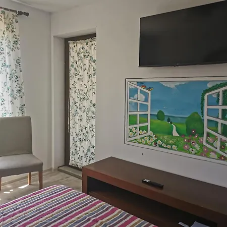 Kogaion Place 홈스테이 Douăzeci şi Trei August
